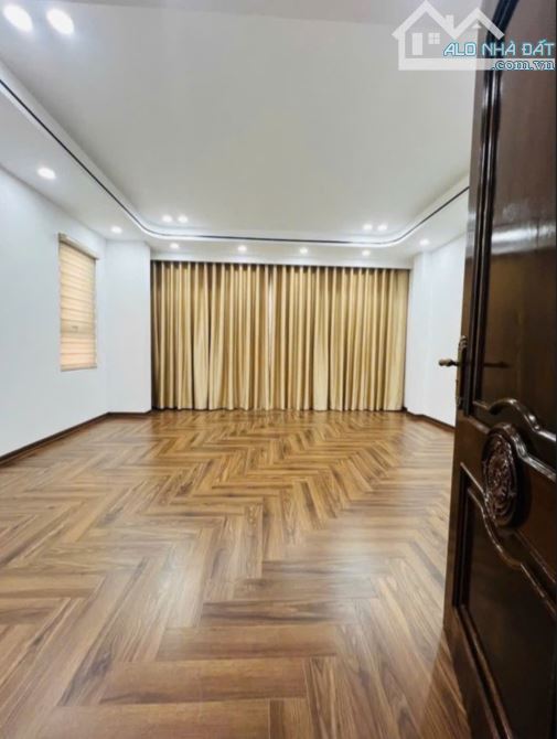 Siêu phẩm Cầu Giấy, Lô Góc, 6Tầng, Thang Máy, Gara Ô tô - Ngõ Thông, Kinh Doanh, Giá tốt