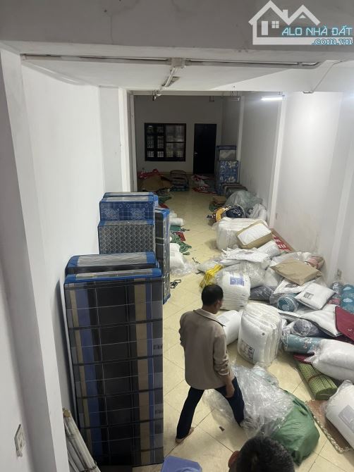 Bán nhà mặt phố Nguyễn Lương Bằng Đống Đa 140m2 4 tầng mặt tiền 4m thang máy 30.9 tỷ - 1
