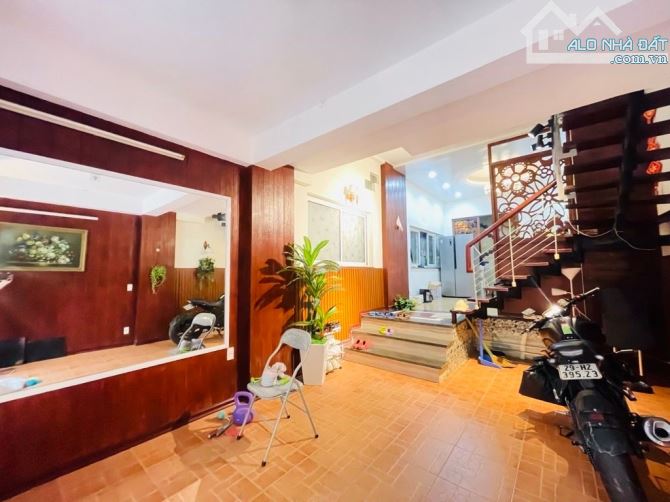 LẠC LONG QUÂN - TÂY HỒ - 50M -6 TẦNG - MẶT TIỀN 4,2 M - 18,9 TỶ SỔ ĐỎ VUÔNG ĐẸP