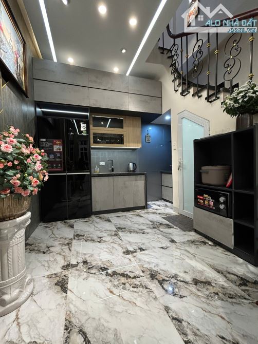 Bán nhà phố Cát Linh, Đống Đa, nhà dân xây, gần phố, ngõ thông, 30m, 5 tầng, 8.5 tỷ