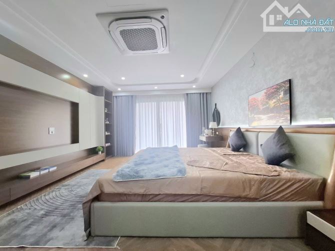 Nhà 8 Tỉ đẹp mê li Phố Lạc Long Quân, Ô Tô Đỗ Cổng, Siêu Hiếm