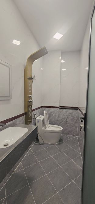 NHÀ MỚI 5 TẦNG CÓ THANG MÁY - SÁT LÊ VĂN VIỆT - CẠNH ĐH GIAO THÔNG VẬN TẢI - CHỈ 9.2 Tỷ (3 - 6