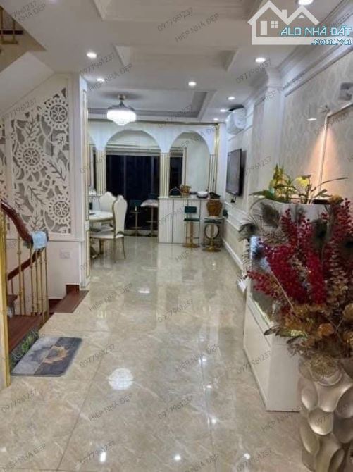 BÁN NHÀ TRUNG KÍNH TO 68m2 × 6T THANG MÁY - 2 Ô TÔ TRÁNH + VỈA HÈ + KINH DOANH, V.PHÒNG