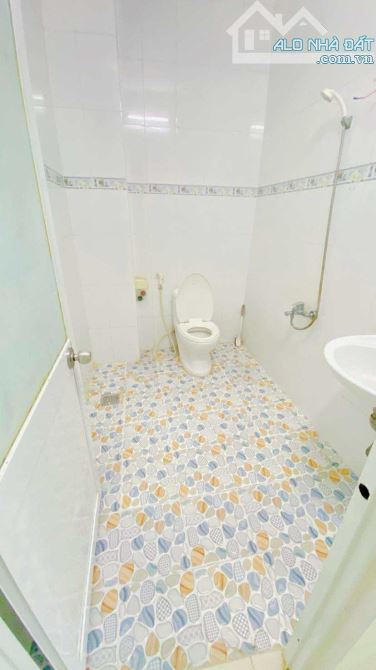 Cho thuê nhà 3 phòng ngủ có sân đậu ô tô kế Mobifone 8 triệu - 10