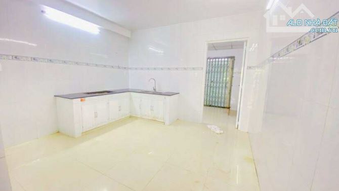 Cho thuê nhà 3 phòng ngủ có sân đậu ô tô kế Mobifone 8 triệu - 11