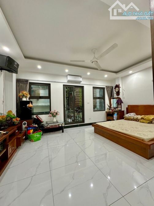 MẶT PHỐ PHÓ ĐỨC CHÍNH .6 TẦNG THANG MÁY . VỈA HÈ KINH DOANH ĐA NGÀNH. TRUNG TÂM PHỐ CỔ -