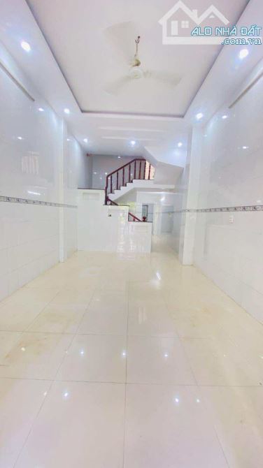 Cho thuê nhà 3 phòng ngủ có sân đậu ô tô kế Mobifone 8 triệu - 1