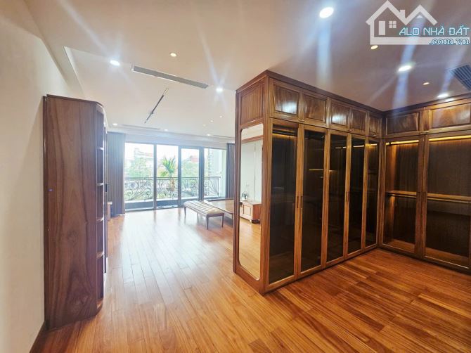 Bán nhà mặt phố Nguyễn Thái Học 55m2 nhà đẹp kinh doanh vỉa hè rộng lô góc 40 tỷ