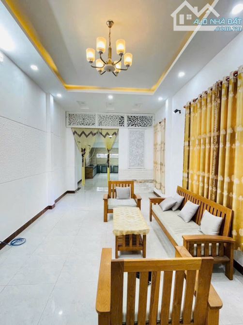 Bán nhà mặt tiền chợ 1 trệt 3 lầu góc 3 mặt tiền p. Bủu Hoà - 1