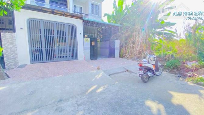 Cho thuê nhà 3 phòng ngủ có sân đậu ô tô kế Mobifone 8 triệu - 12