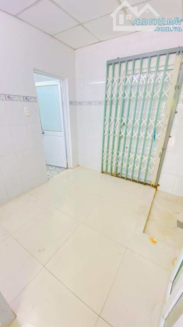 Cho thuê nhà 3 phòng ngủ có sân đậu ô tô kế Mobifone 8 triệu - 13