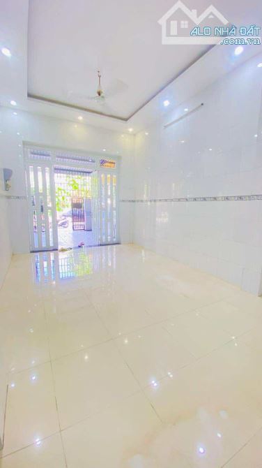 Cho thuê nhà 3 phòng ngủ có sân đậu ô tô kế Mobifone 8 triệu - 15