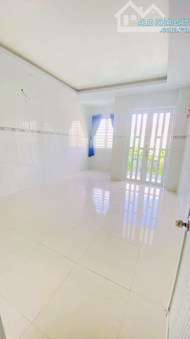 Cho thuê nhà 3 phòng ngủ có sân đậu ô tô kế Mobifone 8 triệu - 16