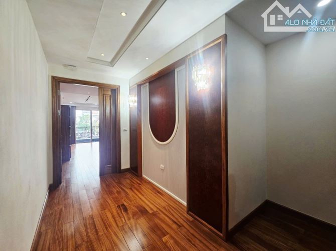 Bán nhà mặt phố Nguyễn Thái Học 55m2 nhà đẹp kinh doanh vỉa hè rộng lô góc 40 tỷ