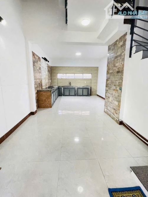 Bán nhà mặt tiền chợ 1 trệt 3 lầu góc 3 mặt tiền p. Bủu Hoà - 2