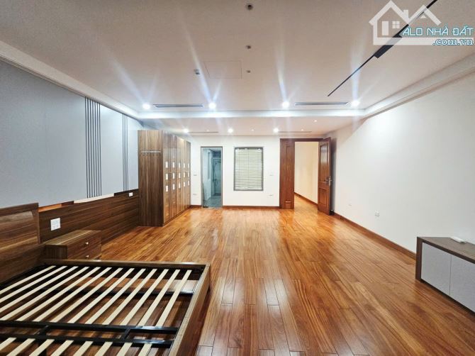 Bán nhà mặt phố Nguyễn Thái Học 55m2 nhà đẹp kinh doanh vỉa hè rộng lô góc 40 tỷ