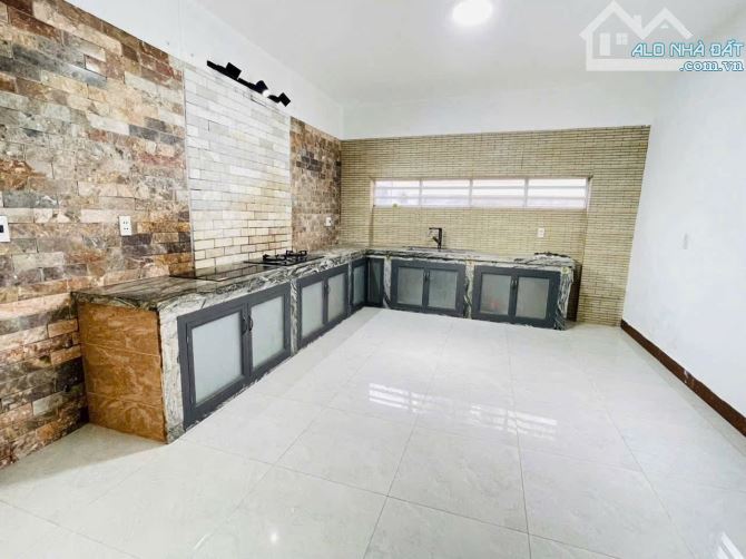 Bán nhà mặt tiền chợ 1 trệt 3 lầu góc 3 mặt tiền p. Bủu Hoà - 3