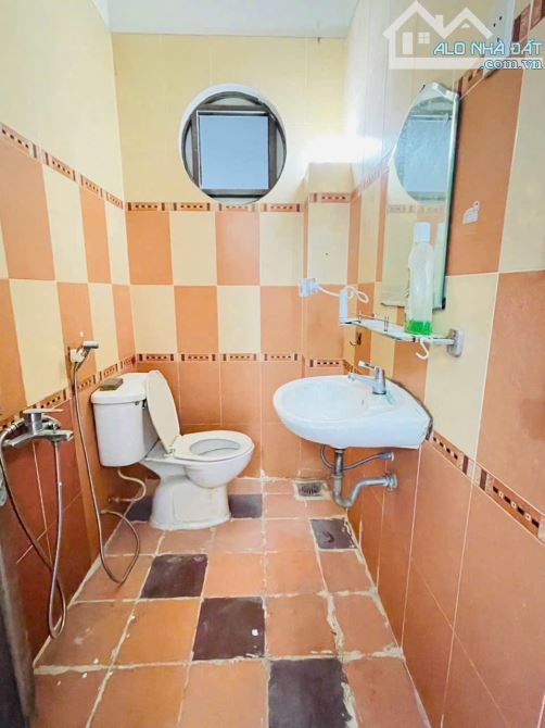 Bán nhà mặt tiền chợ 1 trệt 3 lầu góc 3 mặt tiền p. Bủu Hoà - 4