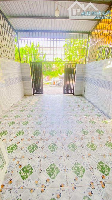 Cho thuê nhà 3 phòng ngủ có sân đậu ô tô kế Mobifone 8 triệu - 5