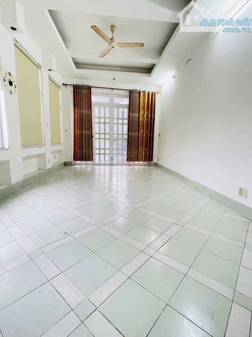 Bán nhà mặt tiền chợ 1 trệt 3 lầu góc 3 mặt tiền p. Bủu Hoà - 5