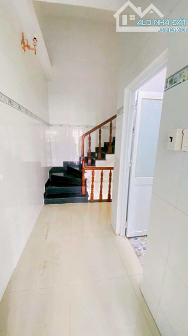 Cho thuê nhà 3 phòng ngủ có sân đậu ô tô kế Mobifone 8 triệu - 6