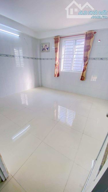 Cho thuê nhà 3 phòng ngủ có sân đậu ô tô kế Mobifone 8 triệu - 7