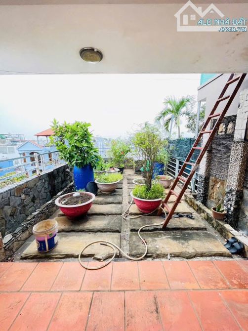 Bán nhà mặt tiền chợ 1 trệt 3 lầu góc 3 mặt tiền p. Bủu Hoà - 7