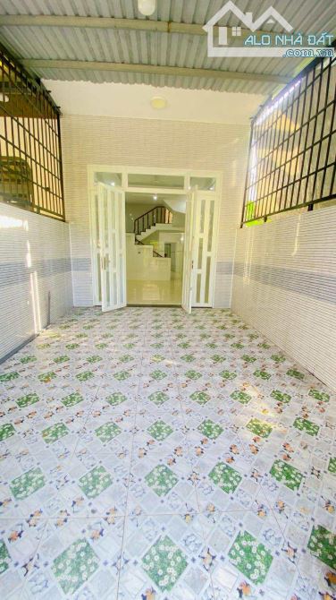 Cho thuê nhà 3 phòng ngủ có sân đậu ô tô kế Mobifone 8 triệu - 8