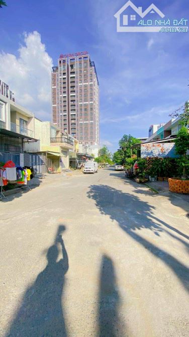 Cho thuê nhà 3 phòng ngủ có sân đậu ô tô kế Mobifone 8 triệu - 9