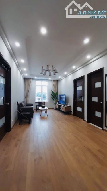 Bán tập thể Giảng Võ, Ba Đình. DT 76m2, căn góc. 2pn, 1wc. Sổ đỏ 76m2. Giá 7.x tỷ.