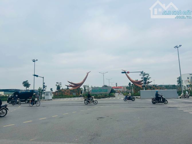 Bán Tòa Nhà Văn Phòng 8 Tầng Thang Máy Mặt Phố Thành Trung-Trâu Quỳ.Dt 90m2,Giá 40 Tỷ. - 1