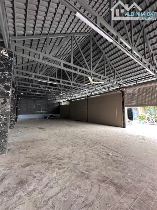 Kho 240m2 18 tr mặt tiền đường lớn Nguyễn Bình