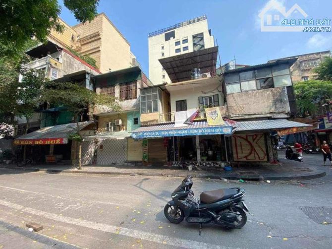 LÔ GÓC MP NGUYỄN KHẮC CẦN – DT 1.110M² – 2 TẦNG – MT 32M – GIÁ 930 TỶ – ĐẤT VÀNG LÕI HK