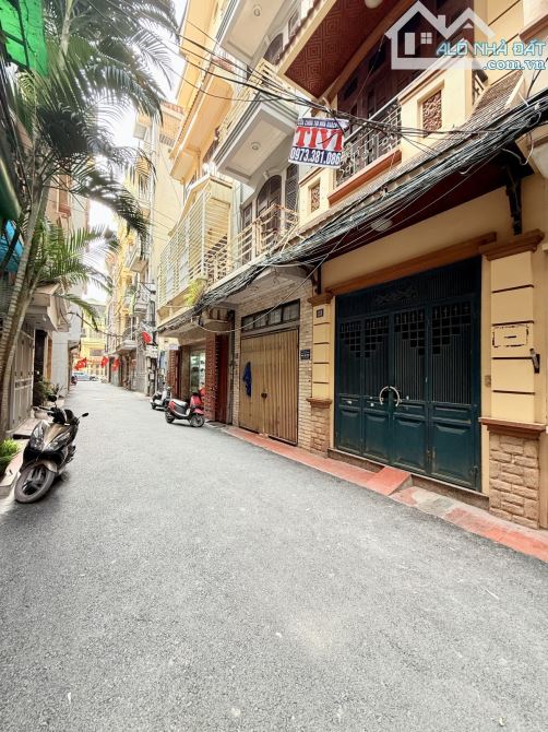 Bán Nhà Hoàng Quốc Việt 50M-5 tầng-phân lô oto vào nhà- kinh doanh văn phòng