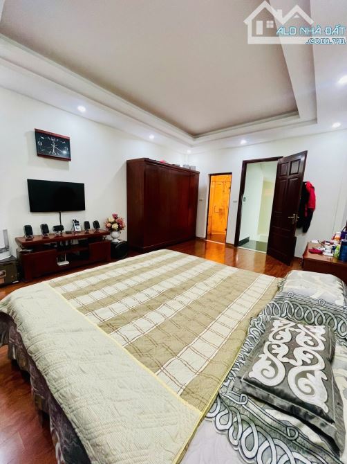 Bán Nhà Hoàng Quốc Việt 50M-5 tầng-phân lô oto vào nhà- kinh doanh văn phòng