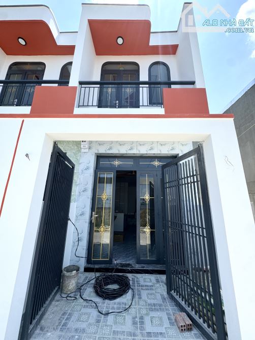 Nhà 1 Lầu 4 x 10m Ngay Ngã Ba Tân Kim, Đường Xe ÔTô. Sổ Hồng Sẵn. Giá Tổng 1Tỷ150 Còn Bớt