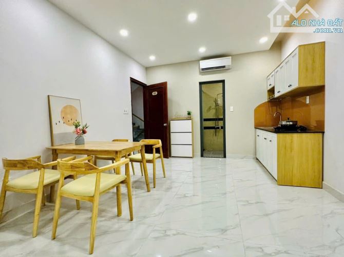 HOT BÁN NHÀ HẺM VIP P. Bến Thành. Nhà 3 tầng, thang máy, DT 100 m2,giá đầu tư chỉ 280tr m2 - 2