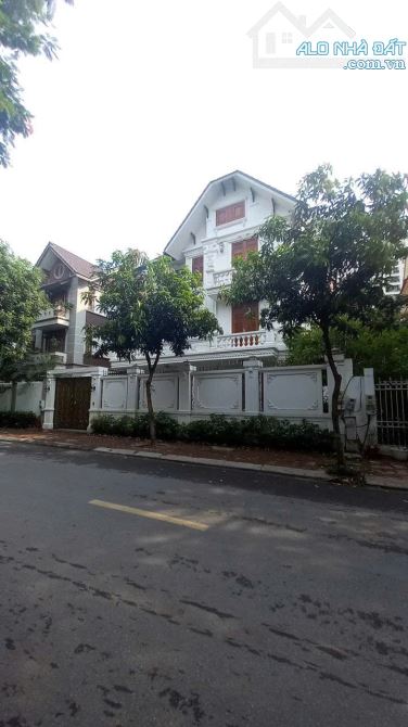 Bán biệt thự Lạc Long Quân Tây Hồ 788m2, MT 18m, gần Hồ Tây, khu Vip