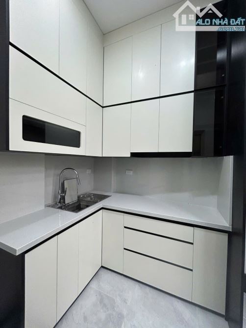 LÒ ĐÚC PHỐ CỔ - LÔ GÓC 3 THOÁNG - 5 TẦNG THANG MÁY - 8 PN KHÉP KÍN - SỔ NỞ HẬU