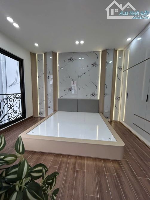 LÒ ĐÚC PHỐ CỔ - LÔ GÓC 3 THOÁNG - 5 TẦNG THANG MÁY - 8 PN KHÉP KÍN - SỔ NỞ HẬU