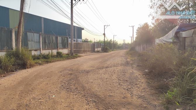 D121 Cần bán gấp 4,2Ha  QH SKC, Hố Nai 3, Trảng Bom Tỉnh Đồng Nai .Giá Chỉ 1,8tr/m2. -----