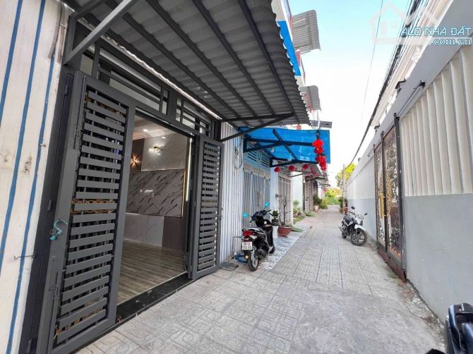 Nhà 2 Lầu Ngay Thị Trấn Cần Giuộc - Sổ Hồng Riêng - Full Nội Thất - Đường Xe ÔTô - 1