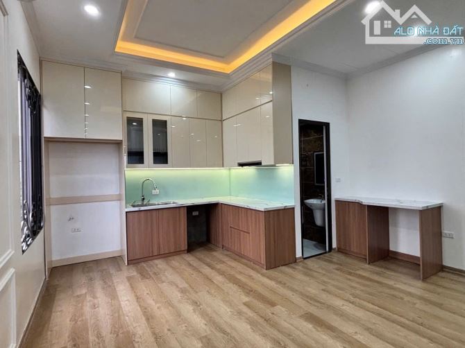 CẦU GIẤY – LÔ GÓC – THANG MÁY – PHÙ HỢP Ở + VĂN PHÒNG