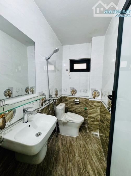 BÁN NHÀ - ĐÊ LA THÀNH - BA ĐÌNH - 36 M - 4.5 TẦNG - MẶT TIỀN 4.3 M - 10.6 TỶ - NGÕ THÔNG