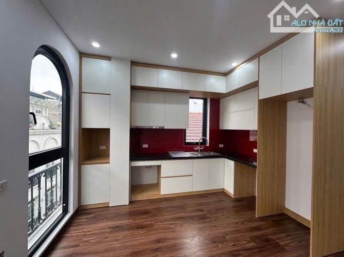 Bán tòa nhà đa năng phố Hoàng Đạo Thành 63m2 7 tầng vỉa hè ô tô Kinh Doanh