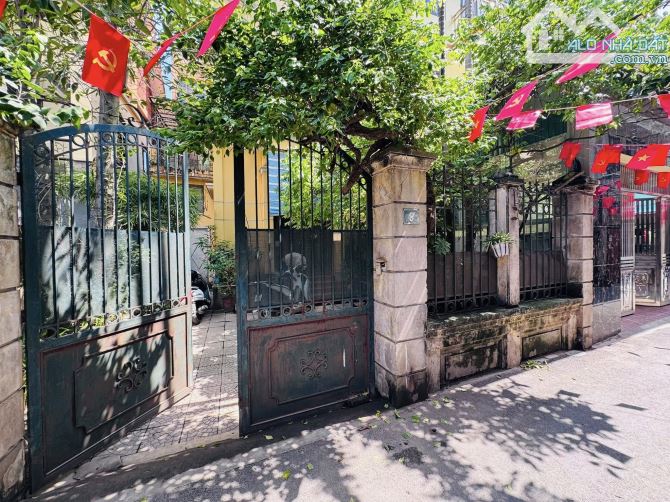 Bán nhà phố Lạc Long Quân 142m2 mặt tiền 7,3m ô tô kinh doanh chỉ 200 triệu/m2