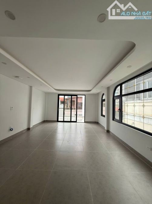 Bán nhà lô góc ngã tư Văn Cao - Đội Cấn, Hơn 33 tỷ, DT 80m, ô tô tránh, 2 thoáng