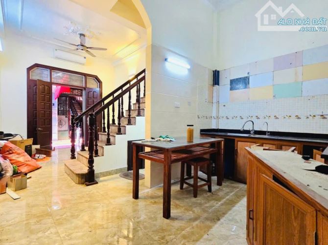 Bán nhà ngõ 118 Nguyễn khánh toàn, Hơn 8 tỷ, DT 36m, 4 tầng, khu phân lô dân xây chắc chắn