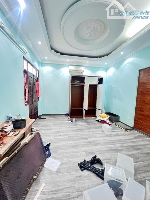 Bán nhà Thụy Khuê, nhỉnh 8 Tỷ, 40m, 5 tầng, ngõ nông cách ô tô tránh 50m