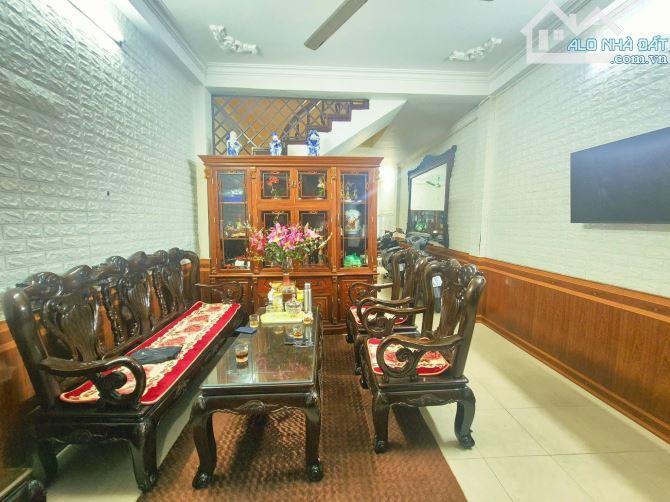 Cần bán gấp nhà phân lô Hoàng Cầu, 62mx4t, MT4M, ngõ thông, cách 20m ra ô tô, chỉ 19x tỷ